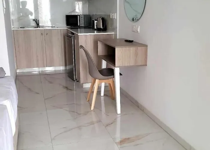 アパートホテル Simos Magic Apts 3*